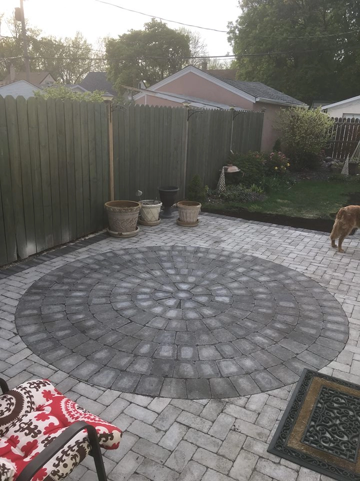 Roman paver patio with circle inlay - Winnipeg Landscaping services