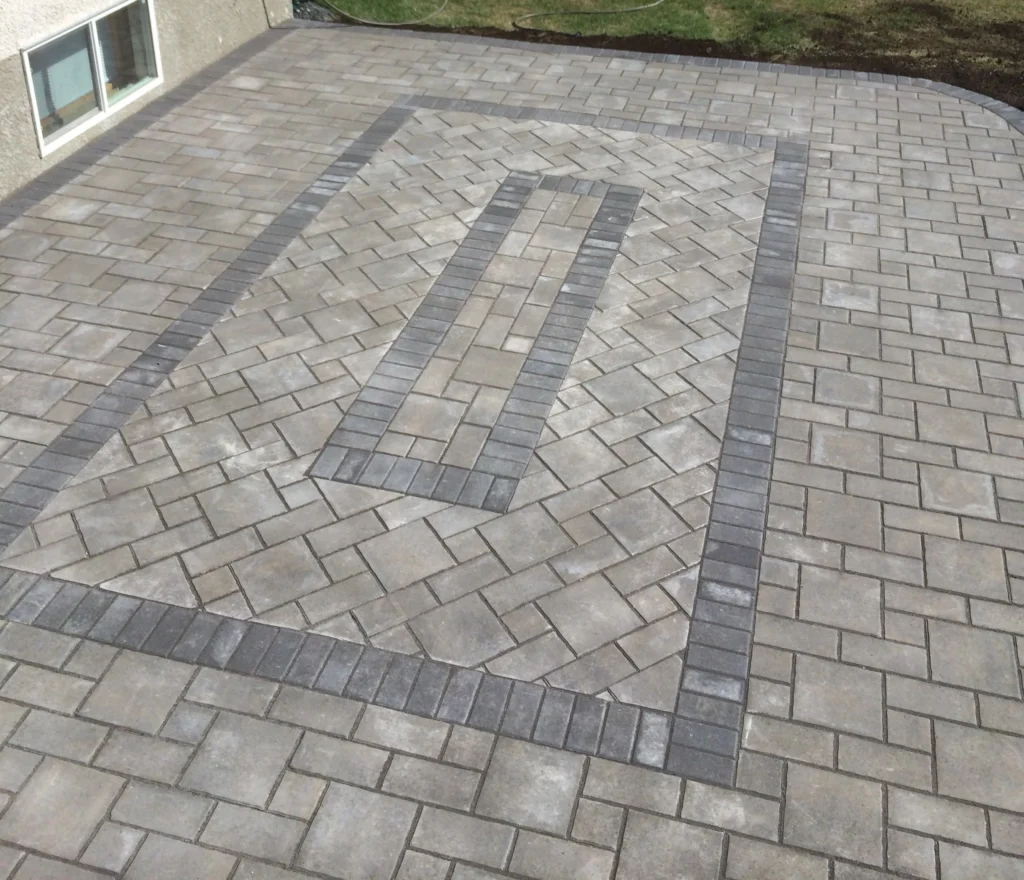 Backyard patio install - Barkman verano pavers with custom inlay in Oakbank Manitoba 
