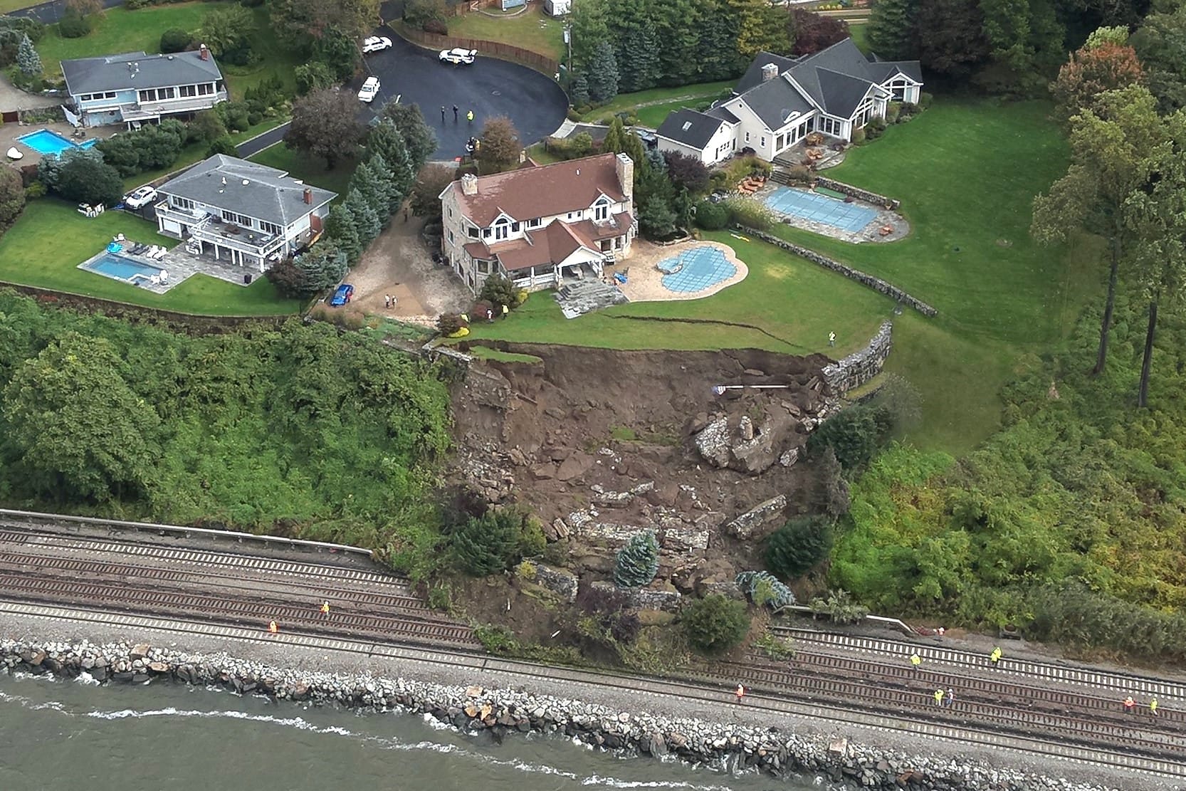 Failed retaining wall with no drainage stone behind